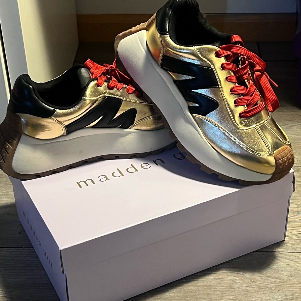 Steve Madden SUPERCAMPO Gold and Black Platform Sneakers